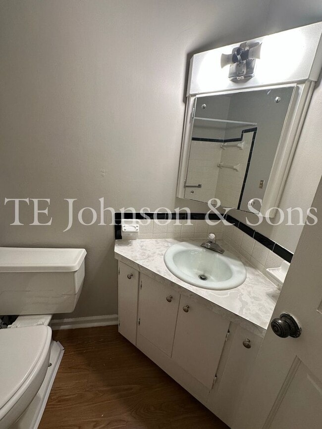 Building Photo - Two Bedroom Condo Convenient To WFU