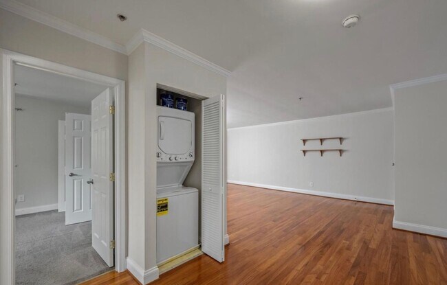 Building Photo - Spacious 1 + 1 Condo in quiet walk up Bldg.