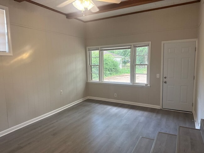 Building Photo - 2BD/1 BA