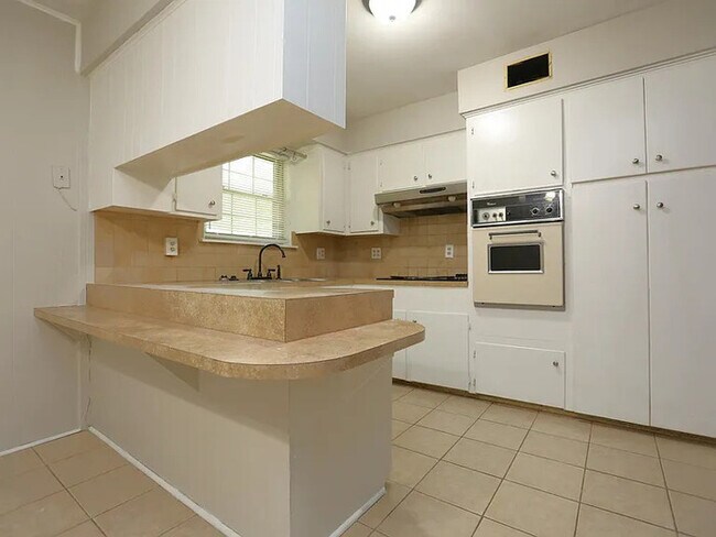 Building Photo - 3 bedroom 2 bathroom