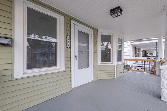 Building Photo - Fully renovated house located on Cleveland...