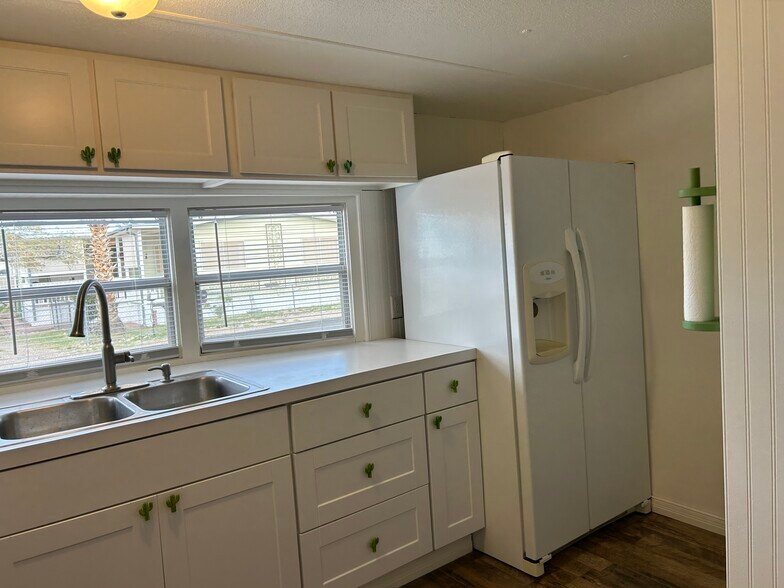 Kitchen - 604 Havasu Ln