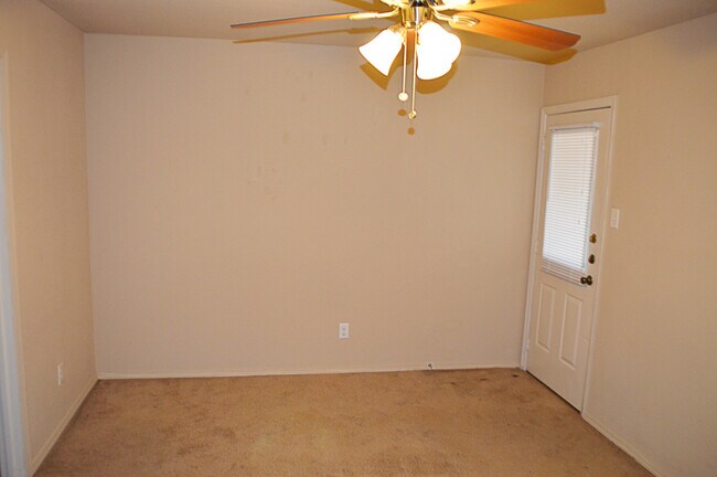 Building Photo - Inviting 1-Bed, 1-Bath Duplex with Fenced Backyard