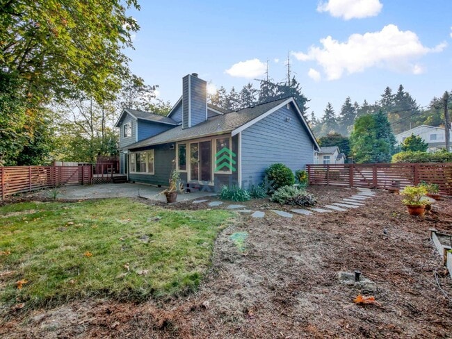 Building Photo - Spacious 3 Bedroom 2.5 Bath Highland Park Home.