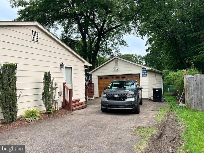 Building Photo - 4511 Eastlawn Ave