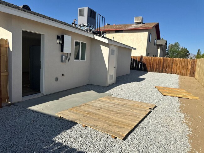 Building Photo - 916 W Perdew Ave