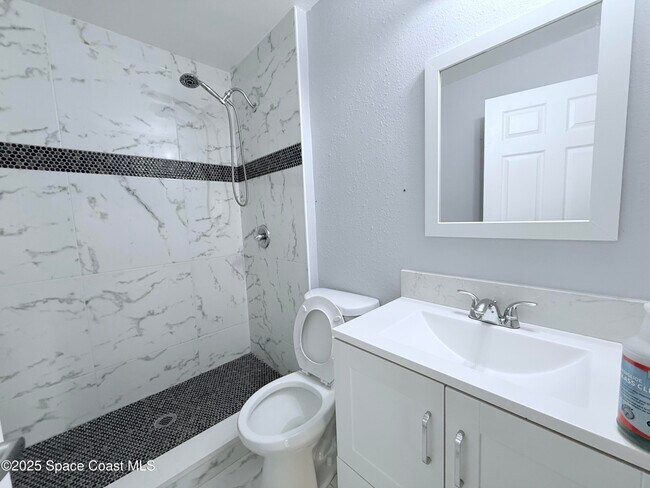 Building Photo - 2473 Largo Ave