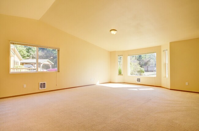 Building Photo - Spacious Coupeville Home! Dogs are Negotiable!