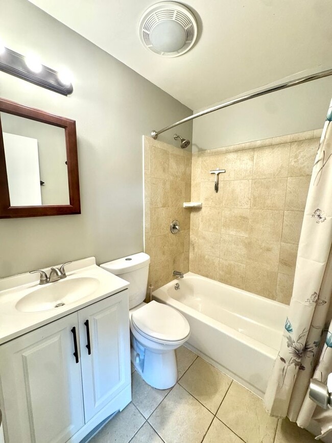 Building Photo - 828 N Sherman St