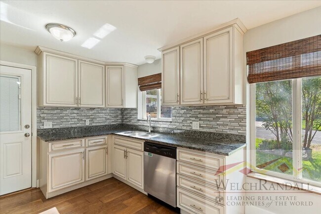 Building Photo - Your Modern, Spacious Retreat Close to Dow...