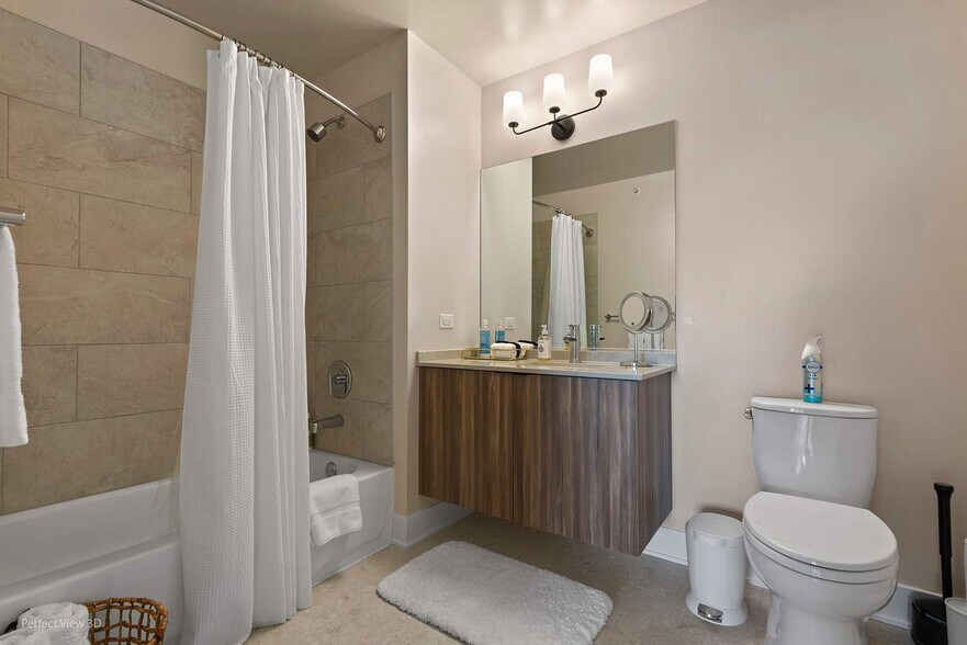 Building Photo - 1044 W Van Buren St