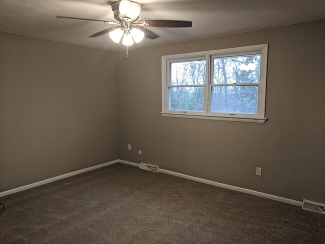 Building Photo - *****Huge 4 bedroom, 3 full bath home FOR ...