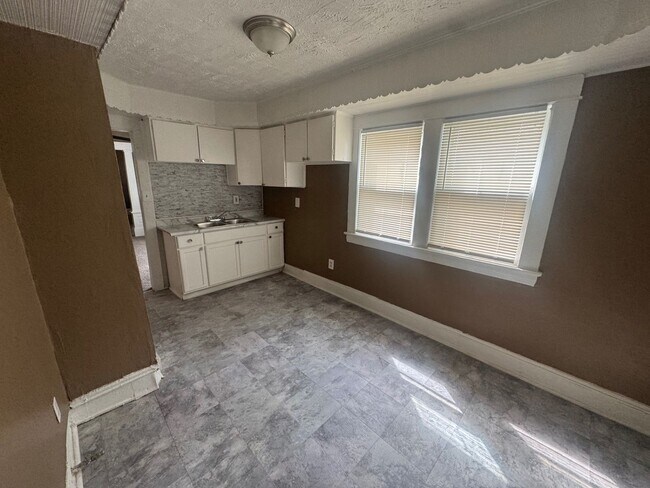 Building Photo - 1056 E 99th St