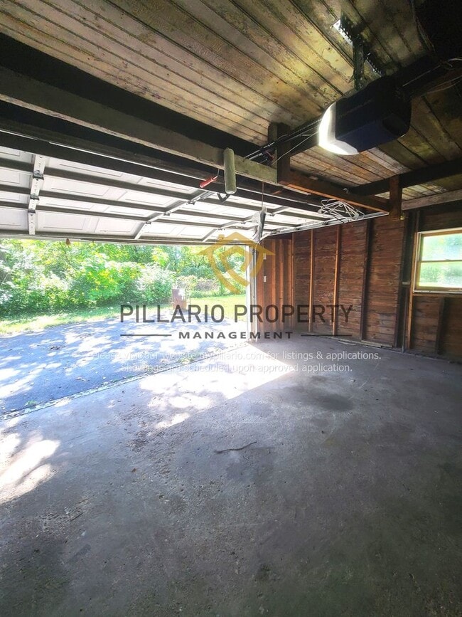 Building Photo - Updated 2 Bedroom 1 Bathroom near Forest M...