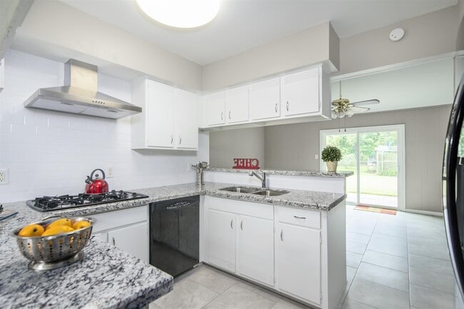 Building Photo - 9619 Rockhurst Dr