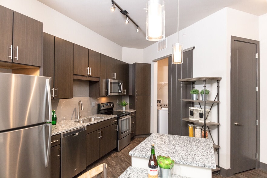 Primary Photo - Encore at Forest Park