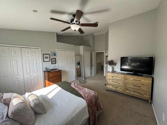 Building Photo - "Charming 2-Bed Home"