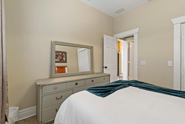 Building Photo - 611 S Orleans Ave