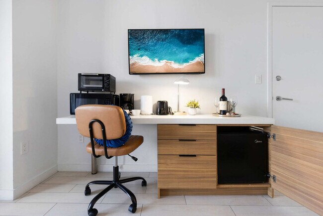 Building Photo - 2602 E Hallandale Beach Blvd