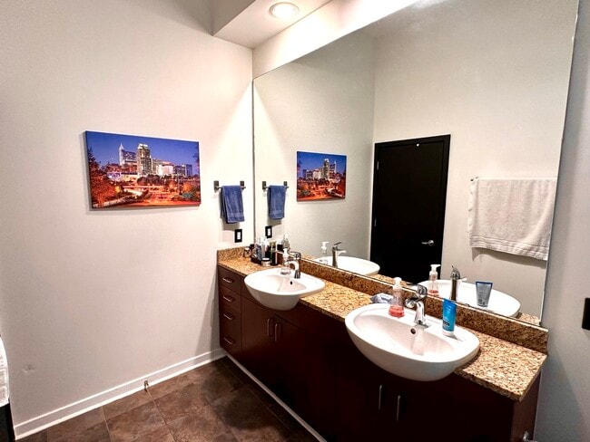 Building Photo - 2125 Southend Dr