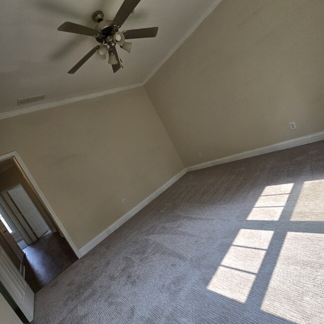 Building Photo - 5 Bedroom and 4.5 Baths. This home has it ...