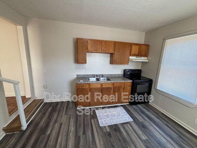 Building Photo - 829 Maple Ave