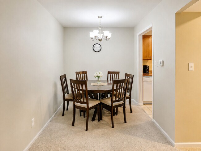 Building Photo - 8 Oak Creek Dr