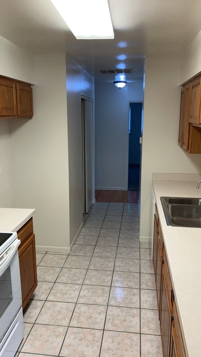 Building Photo - 970 W Alkaline Springs Rd