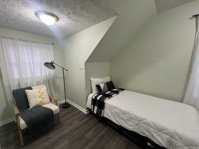 Building Photo - 1219 Forest Dr