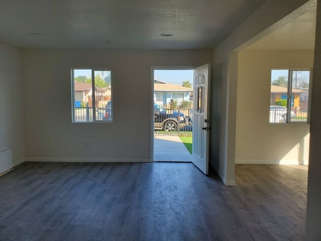 Building Photo - MULTI-FAMILY HOUSE