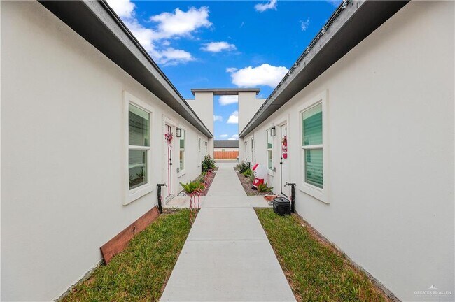 Building Photo - 16 E Mayfair St