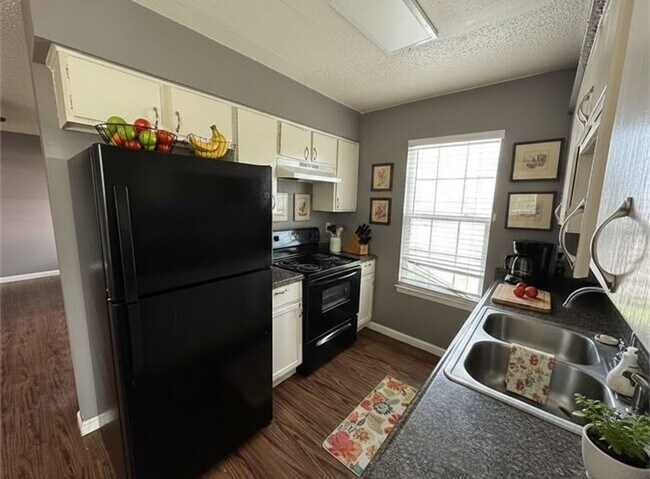 Building Photo - Charming 2-Bedroom Apartment in Central Austin – Vintage Hills Cv