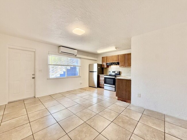 Building Photo - 551 N Ridgewood Ave