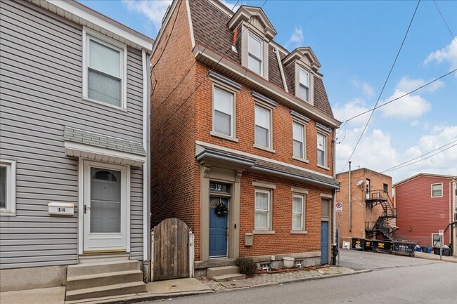 Building Photo - Beautiful 5 Bedroom in South Side