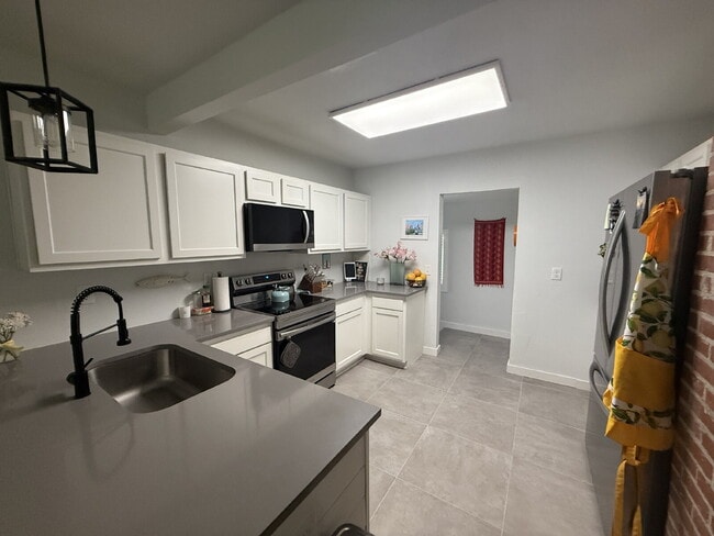 Building Photo - AVAILABLE EARLY JULY:  UPDATED 2 BEDROOM 1...