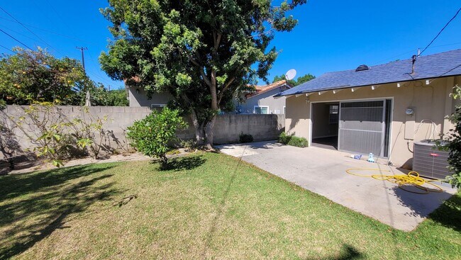 Building Photo - 3 Bed 2 Bath House Right Next To Disneylan...
