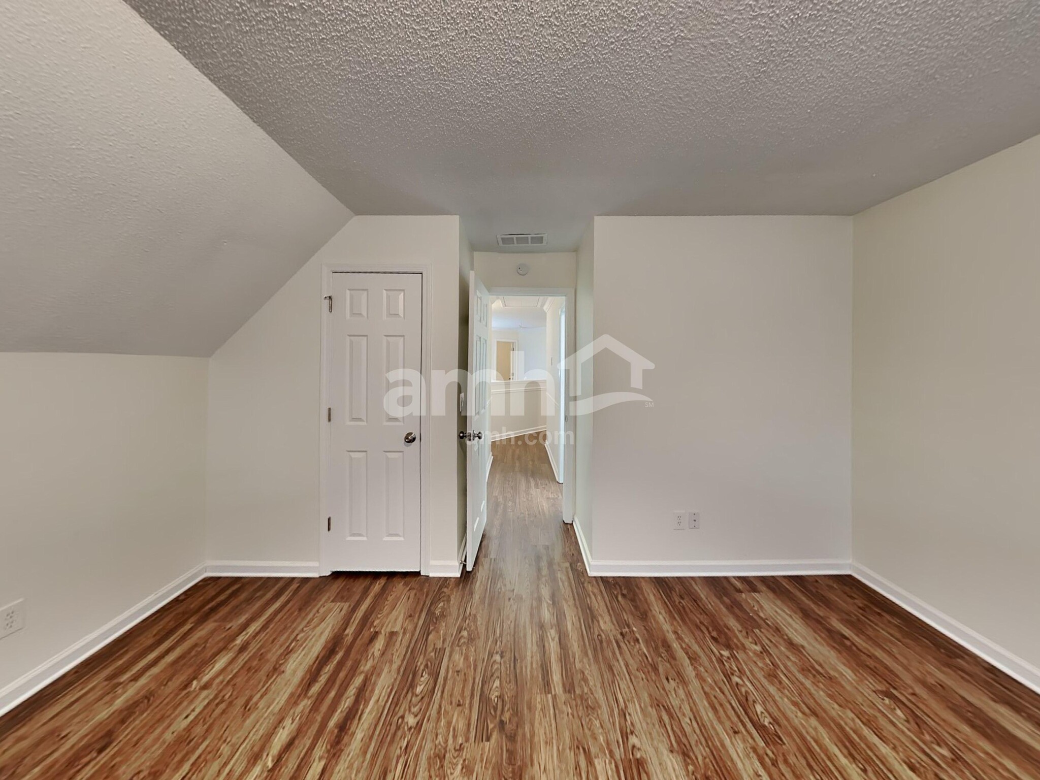 Building Photo - 403 Pine Grove Way
