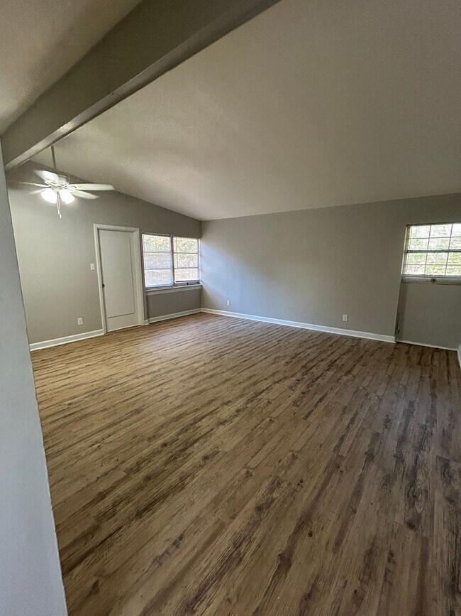 Building Photo - Move in now!