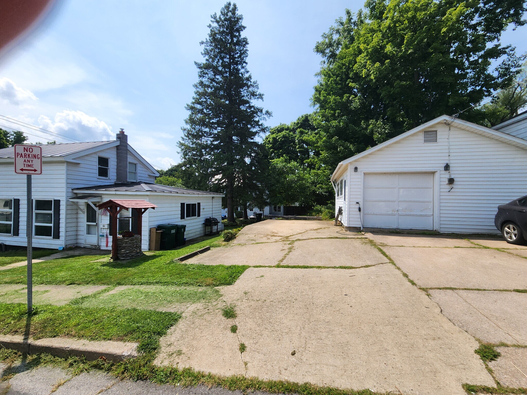 Park up to 4 off street plus garage - 123 W Mohawk St