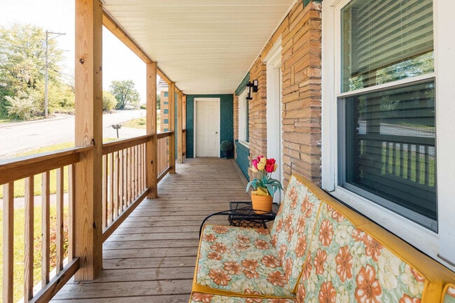 Building Photo - 145 Midway St