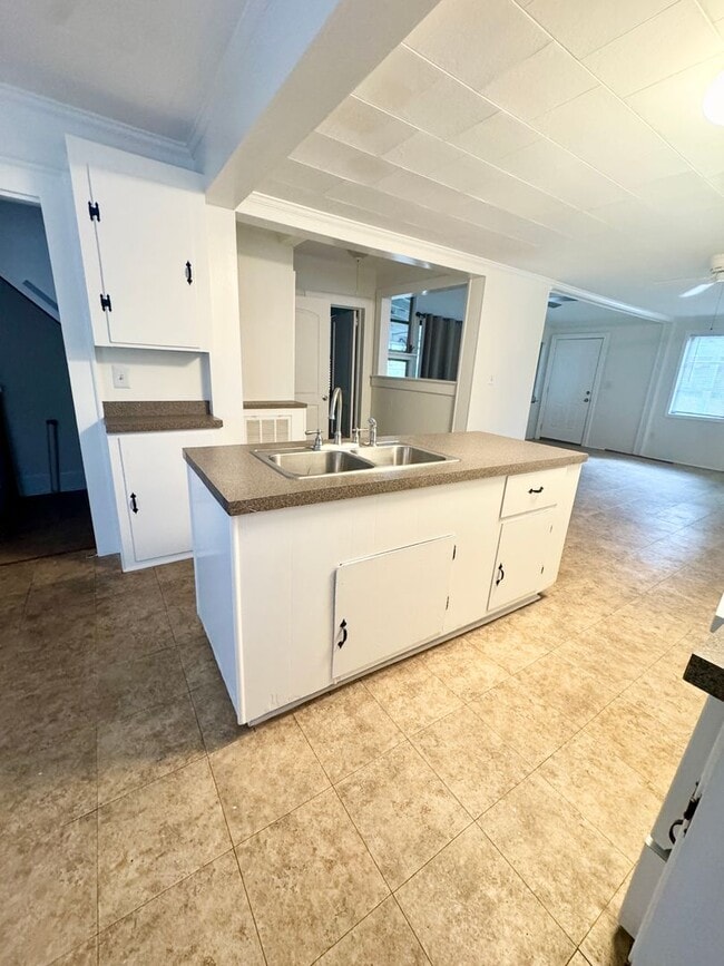 Building Photo - ADORABLE Downtown Cottage in Conway. Fantastic location and TONS of charm. Fenced in back yard!