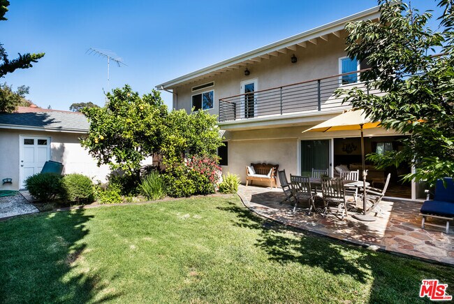 Building Photo - 907 Las Pulgas Rd