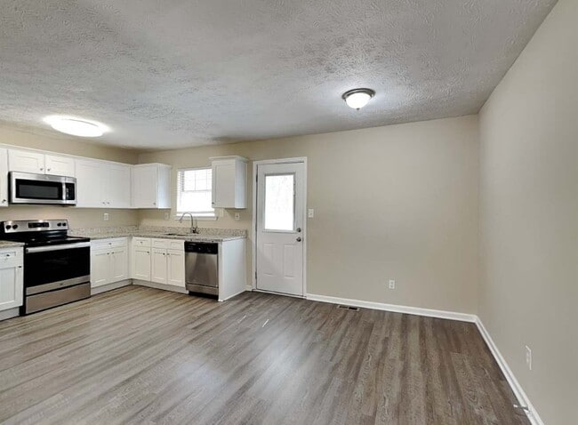 Building Photo - 2887 Rockcliff Rd SE