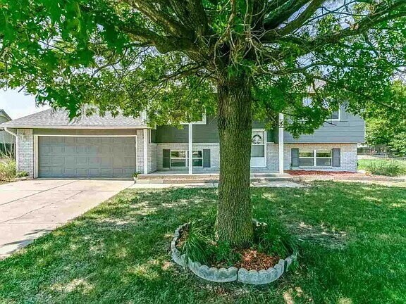 Building Photo - Presenting an exceptional opportunity to r...