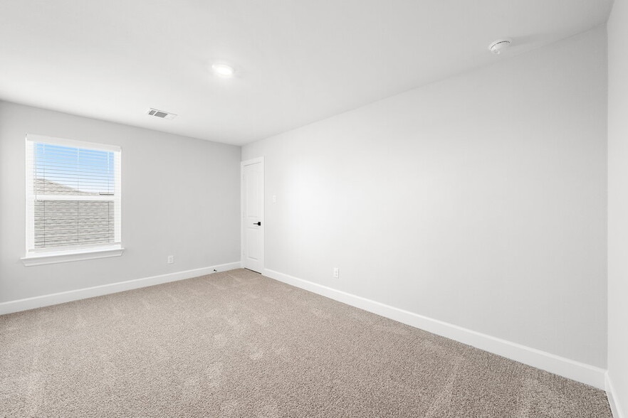 Building Photo - 240 Live Oak Ln