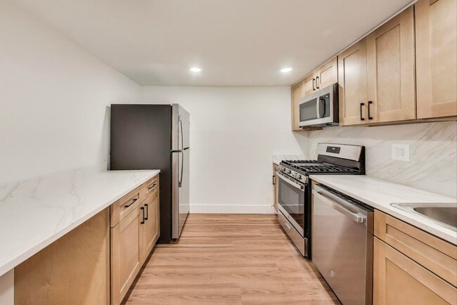Building Photo - 2704 N Sacramento Ave