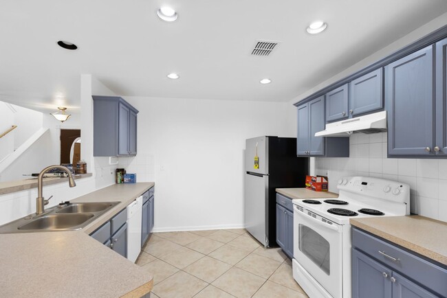 Building Photo - 210 Laceleaf Ln