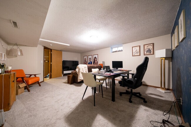 Building Photo - 3235 S 39th Ave