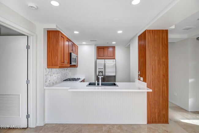 Building Photo - 7141 E Rancho Vista Dr