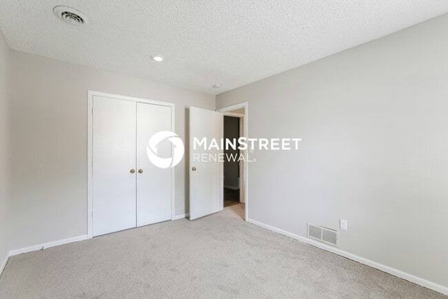 Building Photo - 3 Bedroom Pet-Friendly Home in LEES SUMMIT, MO with Main Street Renewal